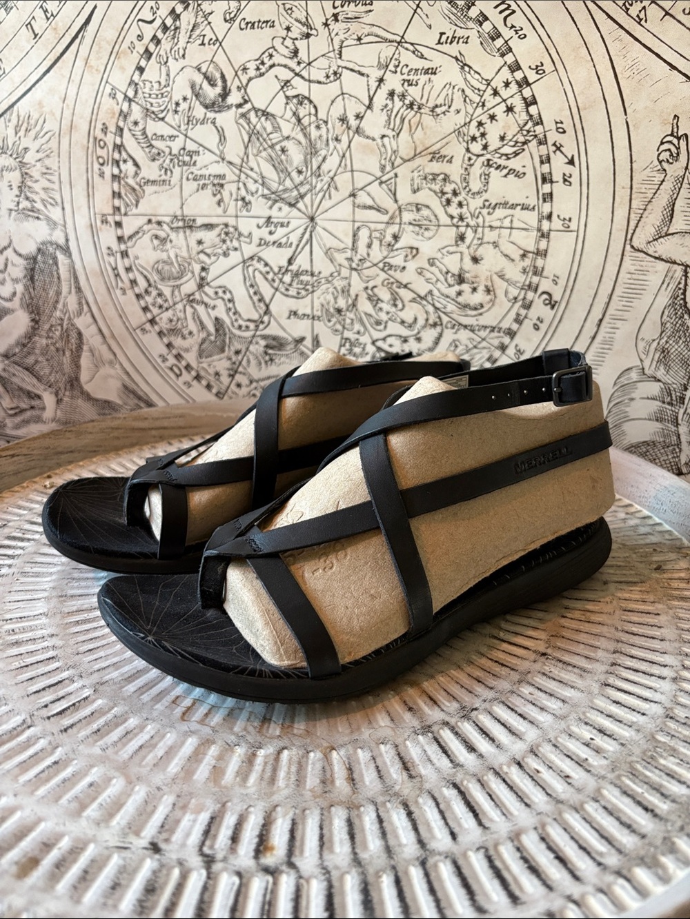 Women’s Merrell 8 Black leather strappy comfort sandals. Like new!